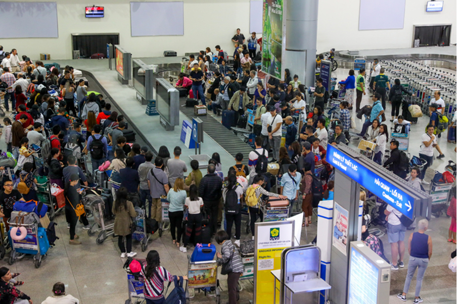 Sân bay đông đúc vào thời điểm du học sinh về nước nghỉ Tết