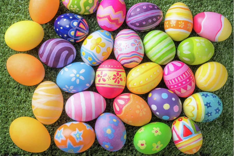 Trứng phục sinh (easter egg) thường được trang trí hoặc nhuộm màu rực rỡ