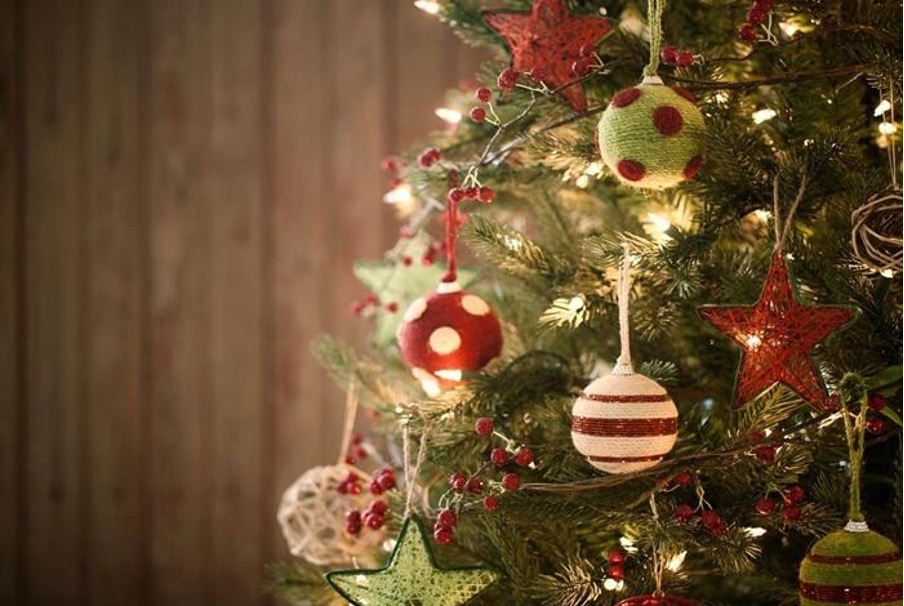 Trang trí cây thông Noel là một trong những hoạt động chính trong Lễ Giáng Sinh